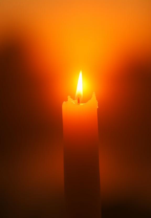 Hand Candle im Sonnenuntergangslicht